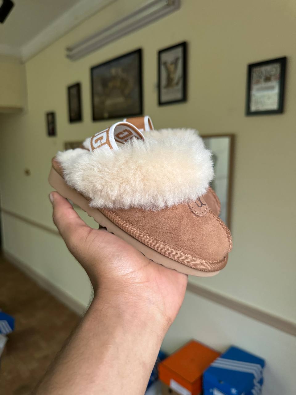 UGG